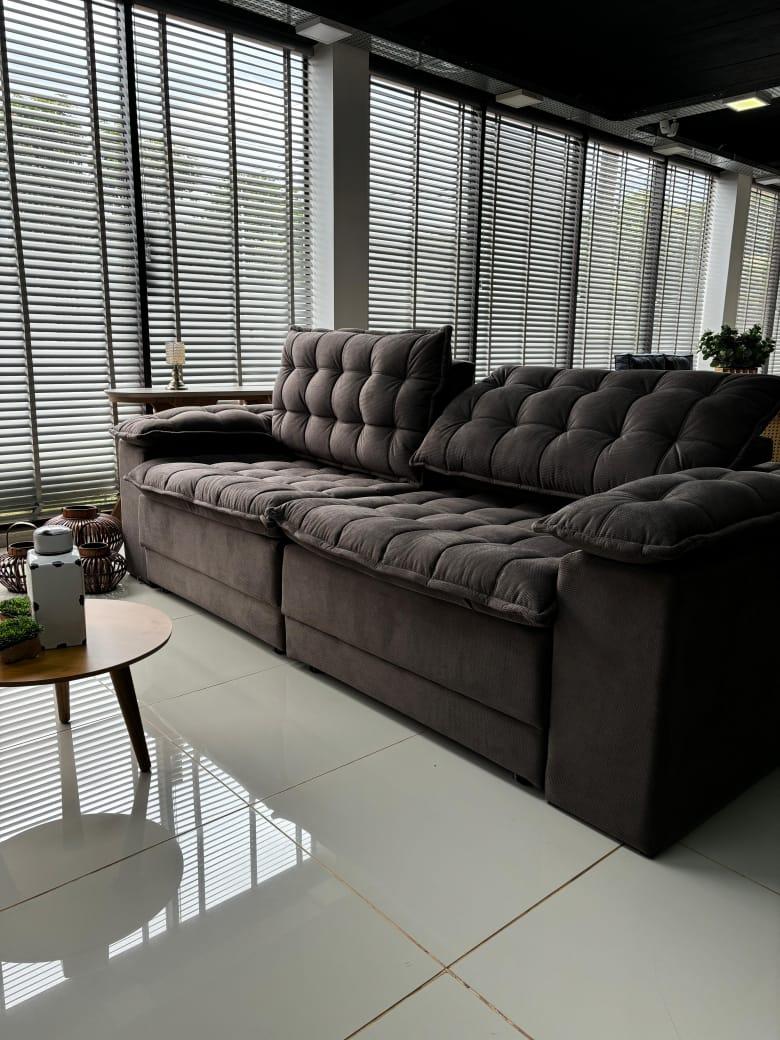 - Sofá de 2 lugares
- 2 asientos retractiles
- Rueditas para facilitar su apertura
- Respaldero reclinable con 3 posiciones
- Brazo relleno con fibra
- Precinta italiana
- Madera reforestada seca
- Dimensiones: 2.56 x 0.90 x 1.05 
- Peso: 120 kg