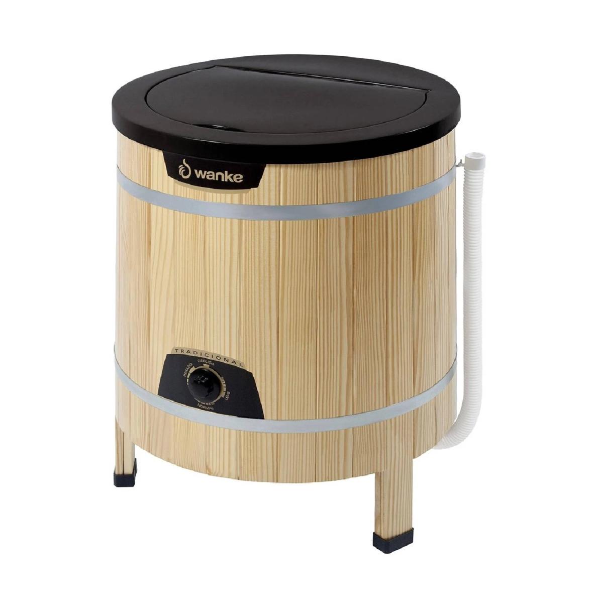 5 kg de carga superior semiautomático es compacto y eficiente, ideal para espacios reducidos. Ofrece un rendimiento confiable y fácil manejo en color claro.

LAVARROPAS WANKE DE MADERA 5kg CLARO

Su capacidad de 5 kg es perfecta para hogares con espacio limitado. La carga superior facilita el acceso y carga de la ropa sin necesidad de agacharse. Su funcionamiento semiautomático permite un control sencillo del ciclo de lavado, mientras que el diseño en color claro aporta un toque de elegancia. Ideal para quienes buscan una solución práctica y funcional en el lavado de ropa.

Especificaciones
- Capacidad de 5 kg: Adecuado para cargas de tamaño medio, ideal para hogares pequeños.
- Carga superior:  Facilita la carga y descarga de la ropa sin necesidad de agacharse.
- Semiautomático: Permite un control sencillo sobre el ciclo de lavado, combinando eficiencia con flexibilidad
- Diseño de madera:  Estilo atractivo y duradero en un acabado claro que se adapta a cualquier entorno.
- Control de lavado: Incluye diferentes programas para adaptarse a diversas necesidades de lavado
- Eficiencia energética: Optimizado para un menor consumo de electricidad y agua.
- Función de enjuague: Ofrece un enjuague efectivo para eliminar residuos de detergente.
- Diseño compacto: Ahorra espacio, ideal para viviendas con limitaciones de tamaño
- Motor eficiente:  Proporciona un rendimiento de lavado fiable y duradero.
- Fácil mantenimiento:  Componentes accesibles para una limpieza y mantenimiento sencillos.