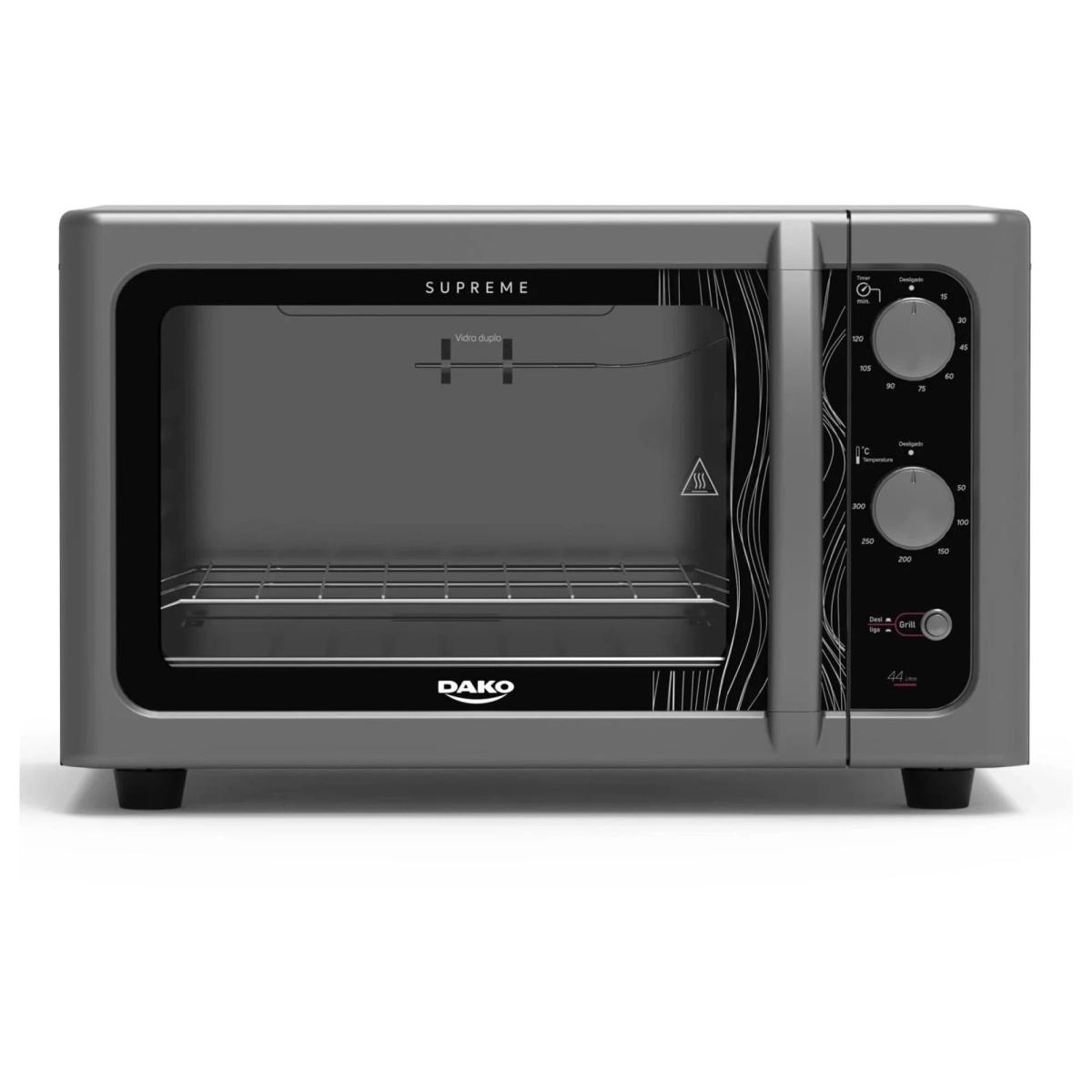 Horno Eléctrico Dako Supreme 44 litros
Su capacidad de 44 litros es ideal para preparar comidas para toda la familia. Cuenta con un control de temperatura ajustable hasta 230°C, un temporizador de hasta 60 minutos y diferentes funciones de cocción, como asar, hornear y gratinar. Su diseño moderno y su fácil limpieza hacen de este horno una opción práctica y elegante para cualquier cocina. Perfecto para quienes buscan versatilidad y eficiencia en un solo aparato.

Características
- 44 litros de capacidad: caben recetas para toda la familia.
- 1 rejilla deslizante: facilita el manejo de las bandejas.
- Aislamiento térmico: alto ahorro energético.
- Pies antideslizantes: dan firmeza al producto.
- Fácil de limpiar: es muy fácil dejar el horno reluciente.
- Lámpara dentro del horno: para realizar un seguimiento de las recetas sin tener que abrir la puerta.
- Temporizador de 120 minutos: facilidad de seguimiento de las recetas.

Especificaciones técnicas
- Dimensiones del producto (L x A x P): 58 x 36,1 x 52,3 cm.
- Potencia: 1750 W
- Grill: Sí