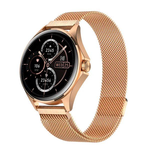 El Reloj Smart Watch SW-7211 de Kodak es un reloj inteligente con las siguientes características:

Pantalla:
- Pantalla táctil HD de 1.32"
- Resolución de 466 x 466 píxeles

Seguimiento de Salud y Estado Físico:
- Monitoreo de salud 24/7 (frecuencia cardíaca, oxígeno en sangre - SpO2, presión arterial, prueba de estrés)
- Más de 100 modos deportivos con seguimiento de movimiento a través del GPS del móvil
- Podómetro
- Monitoreo del sueño

Funciones Inteligentes:
- Llamadas por Bluetooth y soporte de Asistente de Voz (BT 5.0 + BT 3.0)
- Notificaciones de mensajes
- Control de cámara
- Control de música
- Función "Encontrar teléfono"
- Reloj mundial, alarma, cronómetro, temporizador
- Actualizaciones del clima
- Calculadora, calendario, recordatorios
- Firmware multi-idioma
- Múltiples carátulas de reloj (10 preinstaladas + opciones personalizables)

Diseño y Construcción:
- Botón de navegación con corona giratoria
- Material de la Caja: Aleación de Zinc
- Material de la Correa: Acero Inoxidable
- Resistencia al Agua: IP67

Batería:
- Capacidad de la batería: 260mAh
- Tiempo de funcionamiento: Hasta 5 días
- Tiempo en espera: Aproximadamente 10 días
- Tiempo de carga: Alrededor de 3 horas
- Método de carga: Carga Inalámbrica / Carga Magnética

Conectividad y Compatibilidad:
- Bluetooth: BT 5.0 + BT 3.0
- Compatible con Android e iOS

Otras Características:
- Micrófono y altavoz incorporados
- GPS (a través del móvil)

En la Caja:
- Kodak Smartwatch SW-7211
- Base de carga
- Paño de limpieza
- Manual de usuario
La principal característica distintiva del SW-7211 es su color en Oro. En cuanto a las funcionalidades y especificaciones técnicas, es muy similar al modelo SW-7212