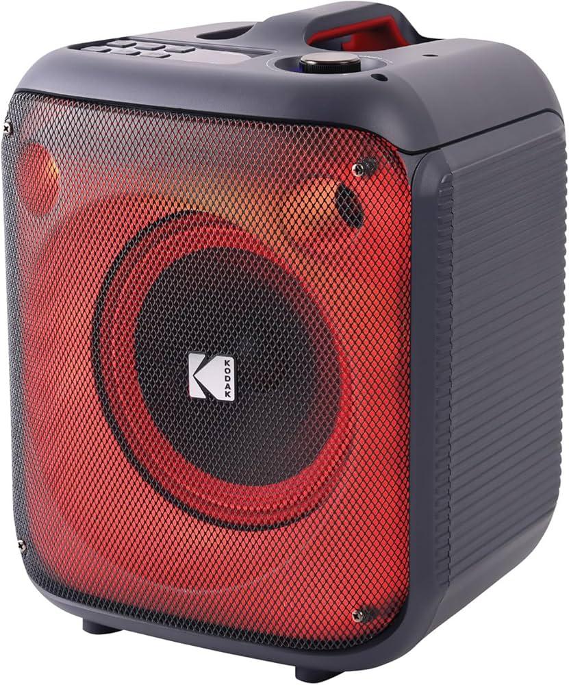 El Parlante Portátil Kodak PRPS-1861 es un dispositivo diseñado para ofrecer una experiencia de sonido envolvente y visual atractiva, ideal para reuniones y eventos sociales. 

Características Técnicas
- Sistema de sonido: Equipado con un woofer de 8 pulgadas y un tweeter de 1 pulgada, proporcionando un sonido potente y claro.
- Efectos de iluminación: Incorpora un efecto de luz tipo llama que se sincroniza con la música, creando una atmósfera dinámica y festiva.
- Conectividad: Soporta reproducción inalámbrica mediante Bluetooth, permitiendo la conexión con diversos dispositivos móviles.
- Entradas adicionales: Cuenta con entradas USB y para tarjeta TF, así como una entrada auxiliar de 3.5 mm, ofreciendo múltiples opciones para la reproducción de música
- Función TWS (True Wireless Stereo): Permite emparejar dos parlantes compatibles para una experiencia de sonido estéreo más envolvente
- Radio FM: Incluye sintonizador de radio FM para disfrutar de emisoras locales
- Entrada para micrófono: Dispone de una entrada para micrófono, ideal para karaoke o presentaciones.
- Batería recargable: Integrada con una batería de litio recargable de 7.4V/3600mAh, ofreciendo varias horas de reproducción continua
- Potencia de salida: 40 vatios, proporcionando un sonido robusto adecuado para espacios medianos.
- Diseño portátil: Fácil de transportar gracias a su tamaño compacto y peso ligero.
