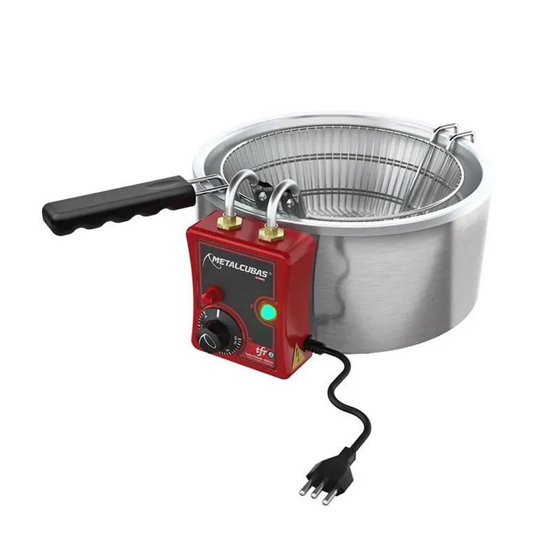 La freidora Metalcubas TFRE-7 ELECTR de 7 litros es ideal para cocinar en casa o en pequeños negocios. Su capacidad de 7 litros permite freír grandes cantidades de alimentos de una vez. Equipada con un termostato ajustable y control de temperatura preciso, garantiza resultados crujientes y dorados. Su diseño en acero inoxidable asegura durabilidad y fácil limpieza. Con una potencia de 2000 vatios, calienta rápidamente y mantiene una temperatura constante. Perfecta para preparar deliciosas comidas fritas de manera eficiente y rápida.

- ACCESORIOS: CESTA DE FREÍR CON ASAS ERGONÓMICAS
- ALTO CAJA 1: 0,22 MTS
- ANCHO CAJA 1: 0,47 MTS
- BASE ANTIDESLIZANTE: SI
- CAPACIDAD MAXIMA: 7 LTS
- COLOR: INOX
- FILTRO: DE ACEITE REMOVIBLE
- LARGO CAJA 1: 0,58 MTS
- MATERIAL: ACERO INOXIDABLE
- MODELO: TFRE-7 ELECTR
- PESO: 3,30 KG
- PESO CAJA 1: 4,20 KG
- POTENCIA: 3,8 KW
- TEMPERATURA AJUSTABLE: AJUSTABLE HASTA 190°C
- TIPO: FREIDORA ELÉCTRICA
-VOLTAJE: 220-240V, 50-60Hz