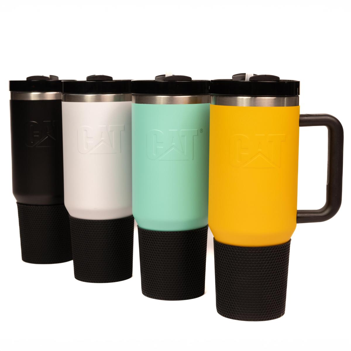 Presentamos el vaso térmico CAT con manija de 1,18 litros, tu compañero definitivo para la hidratación en movimiento. Diseñado para la durabilidad y la comodidad, este vaso es la adición perfecta para tu estilo de vida activo.

- Características principales:
Construcción en acero inoxidable: Fabricado con acero inoxidable de alta calidad, este vaso mantiene tus bebidas calientes o frías durante horas. Es resistente a la oxidación, fácil de limpiar y diseñado para durar, ideal tanto para el uso diario como para aventuras exigentes.

- Funda de silicona resistente: La funda de silicona no solo agrega una capa extra de protección, sino que también proporciona un agarre seguro, facilitando su manejo incluso en las condiciones más extremas. Además, aporta un toque de color y estilo a tu vaso.

- Manija robusta: Equipado con una manija resistente, este vaso es fácil de transportar a donde quiera que vayas. Ya sea que estés de excursión, trabajando en un sitio de construcción o simplemente viajando, la manija te permite llevar tu vaso sin esfuerzo.

- Compatible con portavasos: Diseñado para encajar en la mayoría de los portavasos, el vaso térmico CAT de 1,18 L es ideal para tu automóvil, camión o incluso tu silla de exterior favorita. Olvídate de preocupaciones por derrames mientras te desplazas.

- Pajilla incluida: Para quienes prefieren beber con pajilla, este vaso viene con una incluida, permitiéndote disfrutar de tus bebidas de manera cómoda y sencilla.

- Mantente hidratado y listo para cualquier desafío con el vaso térmico CAT con manija de 1,18 L. Ya sea un día intenso de trabajo o una escapada de fin de semana, este vaso está diseñado para seguirte el ritmo. Disfruta de la combinación perfecta de durabilidad, estilo y comodidad en cada sorbo.

¡Consigue el tuyo hoy y experimenta la funcionalidad y el diseño resistente del vaso térmico CAT con manija!