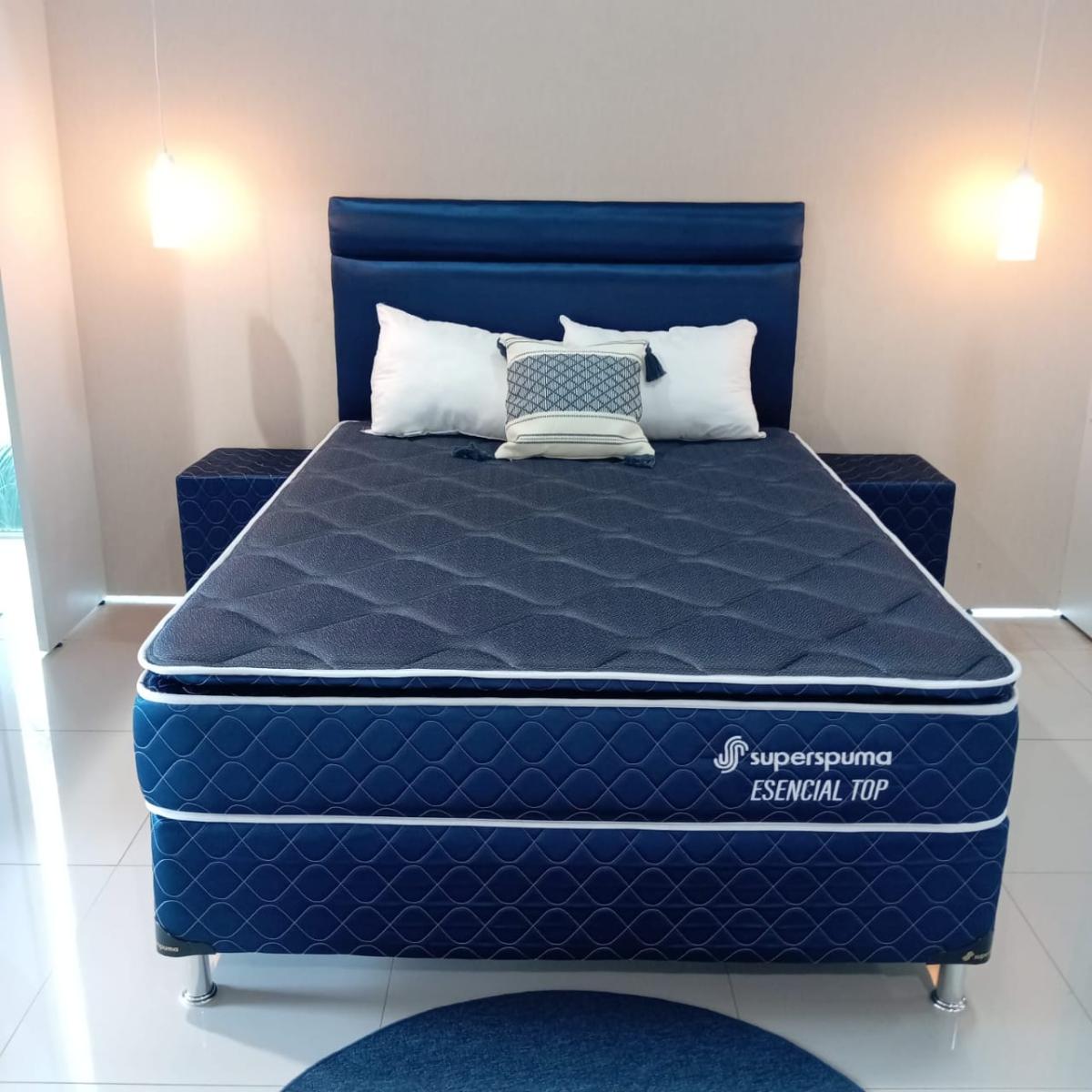 Colchón con pillow top con capas de confort de espumas de baja densidad, que además cuenta con resortes bonell que se adaptan de manera uniforme de acuerdo con el soporte de peso.

Este modelo es un accesorio minimalista para tu habitación.

Descripción
Este modelo cuenta con capas de confort compuestas por espumas superpuestas. Estructura interna con resortes clásicos tipo bonell, cubiertos con espumas de baja densidad, con marcos perimetrales.

Ficha técnica
- Medida: 140×190 cm  
- Diseño: Pillow top
- Versión: Azul- Bordo- Negro
- Tecnología: resortes bonell
- Densidad: baja
- Soporte: 80 kilos
- Altura total: 62