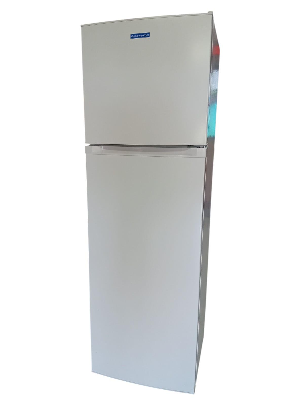 ¡Descubre la Heladera Goodweather GW-365W, la solución perfecta para mantener tus alimentos frescos y organizados! Con una capacidad neta de 275 litros y un diseño elegante en color blanco, esta heladera combina una tecnología de conservación óptima con una funcionalidad que se adapta a tu estilo de vida.

Heladera Goodweather GW-365W de 275Lts: Frescura y Diseño para tu Cocina
Tecnología de Conservación Avanzada
- Sistema de Frío Húmedo: Especialmente diseñado para conservar tus frutas y verduras frescas por más tiempo, ya que mantiene la humedad natural en el interior, evitando que se resequen.
- Temperatura ajustable: Con 7 niveles de ajuste, puedes seleccionar la temperatura ideal para el refrigerador (de 0°C a 10°C).
- Descongelamiento flexible: Cuenta con la opción de descongelamiento automático y manual, lo que facilita el mantenimiento del equipo.
Espacio, Diseño y Funcionalidad
- Organización interior: Su amplio espacio incluye estantes de vidrio interior, un cajón para frutas y verduras, y un congelador con dos compartimientos y una cubetera de hielo.
- Puertas reversibles: Adapta la apertura de las puertas a la configuración de tu cocina para una mayor comodidad.
- Medidas ideales: Con una altura de 170 cm, un ancho de 54 cm y una profundidad de 53 cm, se integra fácilmente en cualquier espacio.
Especificaciones y Peso
- Voltaje: 220V/50Hz
- Peso: 40 kg
La Heladera Goodweather GW-365W es la elección ideal para quienes buscan un electrodoméstico eficiente, funcional y con un diseño que destaca. ¡Conserva la frescura con Goodweather!