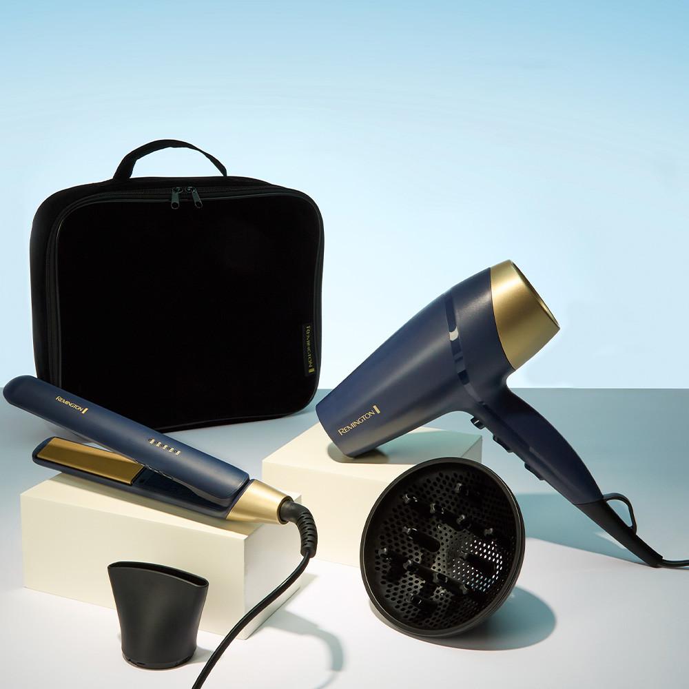 Descripción
SECADOR - CARACTERÍSTICAS.
* 3 configuraciones de temperatura - 2 velocidades.
* Acondicionamiento iónico para brillo sin frizz.
* Revestimiento cerámico con zafiros reales.
* Motor DC de 2200 Watts viento110 km-h.
* Rejilla trasera extraíble y fácil de limpiar.
* Concentrador de secado rápido.
* Bolsa de almacenamiento.
* Gancho para colgar.
* Ráfaga de aire frio.
* Difusor.

PLANCHITA - CARACTERÍSTICAS.
* Recubrimiento cerámico avanzado con zafiros reales que protege el cabello y brinda 2x más suavidad.
* Control de temperatura digital con 5 configuraciones. Desde 150 °C hasta 230 °C.
* Diseño de cubierta con bordes curvos para ondas sin esfuerzo.
* Calentamiento ultrarrápido, listo para usar en 15 segundos.
* Apagado automático de seguridad después de 60 minutos.
* Bloqueo de placas para fácil almacenamiento.
* Placa flotante de 110 mm.
* Cable giratorio.
* Pantalla LED.

Medidas del Packaging
ANCHO	31,75 CM
ALTO	26,67 CM
LARGO	48,26 CM
PESO	5080 GR