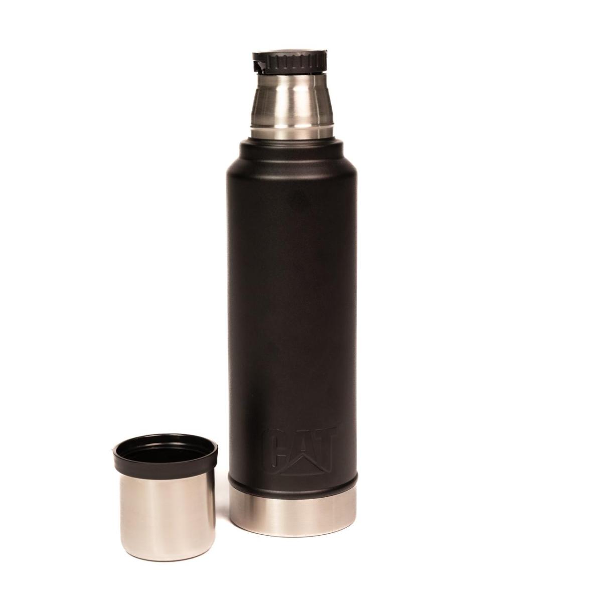 Características Principales:

- Capacidad de 1,3 litros
- Construcción en acero inoxidable: Fabricado con acero inoxidable de alta calidad, este vaso mantiene tus bebidas calientes o frías durante horas. 
- Es resistente a la oxidación, fácil de limpiar y diseñado para durar, ideal tanto para el uso diario como para aventuras exigentes.
- Revestimiento duradero:  revestido de cobre y un acabado en pintura en polvo de alta durabilidad, lo que garantiza años de uso confiable