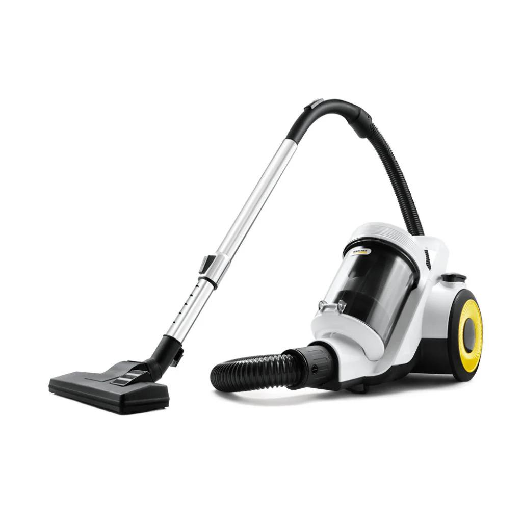 Descripción del producto
La aspiradora Kärcher VCL 3 Cyclonic ofrece un sistema multiciclónico sin bolsa que asegura una limpieza eficiente y cómoda, evitando el uso de bolsas desechables. Su depósito transparente de 1,5 litros se vacía fácilmente con un clic, mientras que su diseño compacto permite guardarla sin ocupar demasiado espacio.

Características Principales
- Potencia de 1000 W
- Sistema multiciclónico sin bolsa
- Depósito transparente de 1,5 litros, lavable
- Filtro HEPA que retiene polen y partículas finas
- Cable de aproximadamente 5 m con radio de acción de 7–7,5 m
- Diseño compacto y práctico

Equipamiento Incluido
- Boquilla para ranuras
- Cepillo para muebles
- Tubo telescópico

Ventajas Destacadas
- Limpieza eficiente y sin necesidad de bolsas
- Ideal para personas con alergias gracias a su filtro HEPA
- Fácil vaciado e higiénico del depósito
- Radio de acción amplio para mayor comodidad
- Tamaño compacto que facilita el almacenamiento